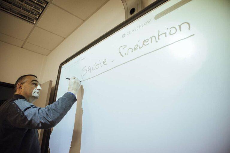 Un homme donne cours et présente la Savoie Prévention